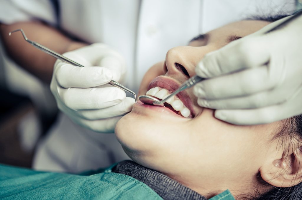 Tratamientos dentales avanzados: Ortodoncia invisible, Implantes y Blanqueamiento Dental